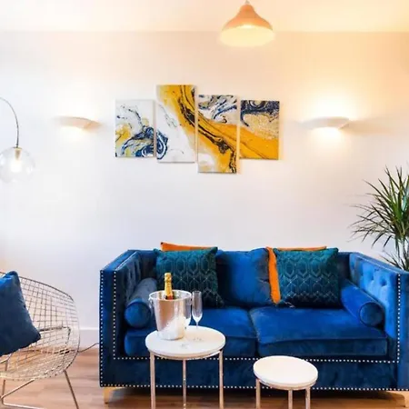 Chic & Stylish 2bd Flat In Picturesque דירה *