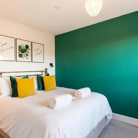 Chic & Stylish 2bd Flat In Picturesque Apartman *