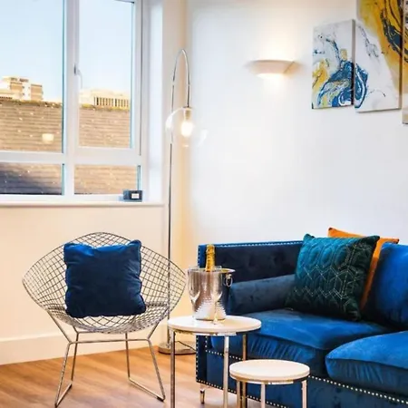 Chic & Stylish 2bd Flat In Picturesque Apartment *