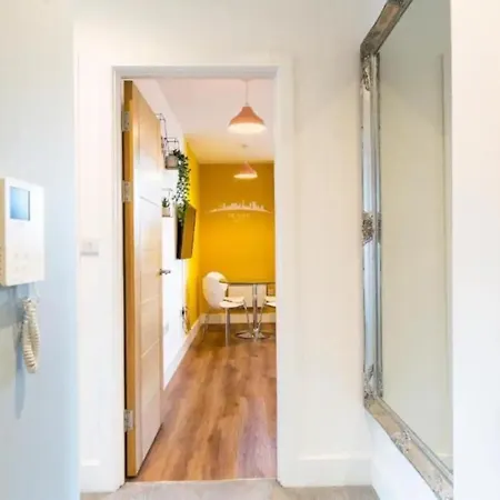 Chic & Stylish 2bd Flat In Picturesque דירה *